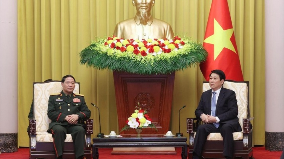 President Luong Cuong welcomes Lao Army political chief